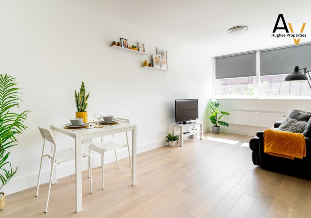 Stylish One-Bedroom Apartment - Free Wi-Fi, 4 Mins From Station, Perfect For Business Stays By Av Hughes Properties Milton Keynes Luaran gambar