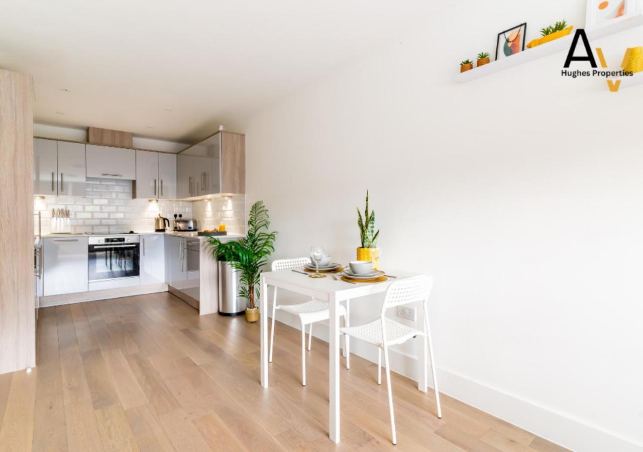 Stylish One-Bedroom Apartment - Free Wi-Fi, 4 Mins From Station, Perfect For Business Stays By Av Hughes Properties Milton Keynes Luaran gambar