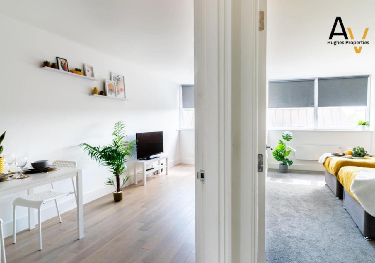 Stylish One-Bedroom Apartment - Free Wi-Fi, 4 Mins From Station, Perfect For Business Stays By Av Hughes Properties Milton Keynes Luaran gambar